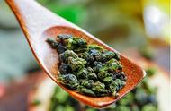 茶道专家白教授揭秘：铁观音的名字起源与茉莉花的茶道艺术