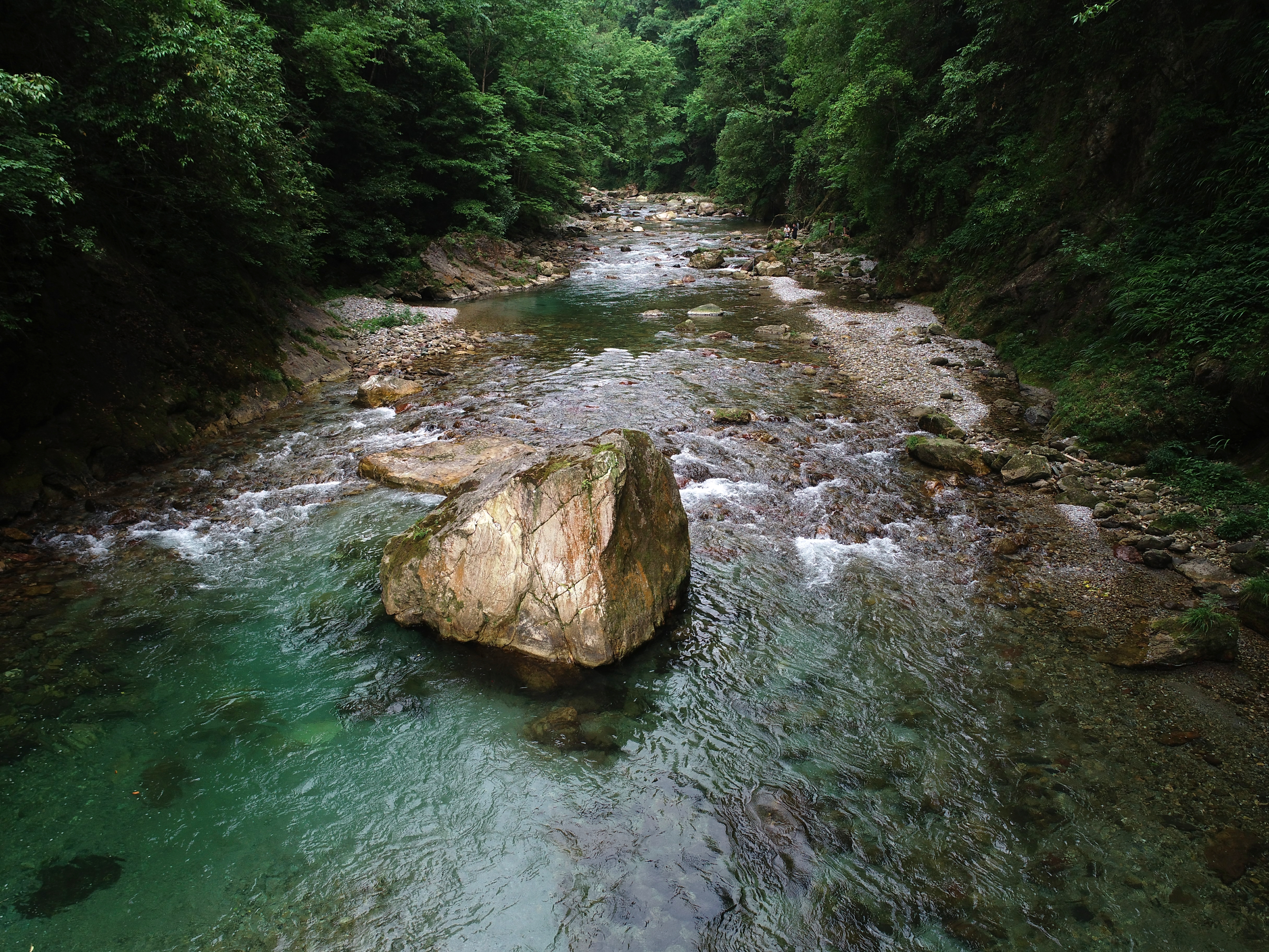 房县有条神奇的“宝石”河 鸡血玉、彩石、玛瑙遍地都是捡不完